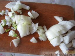 Грибная солянка с капустой: Лук очистить, помыть и нарезать кубиками.