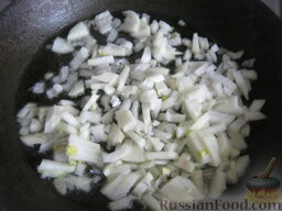Грибная солянка с капустой: Разогреть сковороду, налить растительное масло (выложить сливочное масло). В разогретое масло выложить лук, протушить 1-2 минуты.