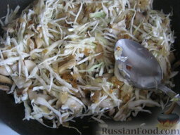 Грибная солянка с капустой: Добавить грибы и капусту. Сбрызнуть уксусом и тушить на медленном огне 15-20 минут.