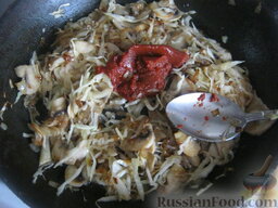 Грибная солянка с капустой: Добавить томат-пасту. Перемешать.