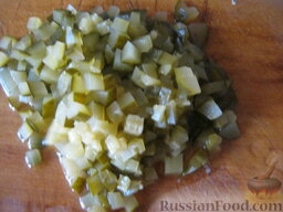 Грибная солянка с капустой: Нарезать на кубики соленые огурцы.