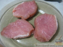 Эскалоп на скорую руку: Как приготовить эскалоп из свинины:    Мясо вымыть и обсушить. Нарезать мясо поперек волокон, толщиной до 1 см.