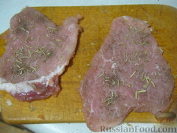 Эскалоп на скорую руку: Натереть мясо солью и специями. Подготовленное мясо пусть полежит 5-7 минут.