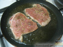 Эскалоп на скорую руку: На сковороду налить масло, хорошо нагреть, затем выложить мясо. Огонь должен быть максимальным, жарить 40 секунд.