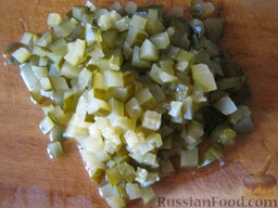 Салат с авокадо "Рог изобилия": Огурцы нарезать кубиками.