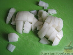 Салат с авокадо "Рог изобилия": Лук репчатый очистить, помыть и нарезать кубиками.