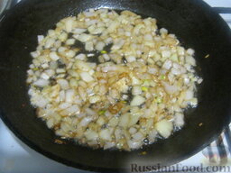Салат с авокадо "Рог изобилия": Разогреть сковороду, налить растительное масло. В разогретое масло выложить лук, обжарить 1-2 минуты, помешивая, на среднем огне.