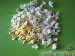 Салат с авокадо "Рог изобилия": Куриные яйца отварить вкрутую. Охладить. Нарезать кубиками.