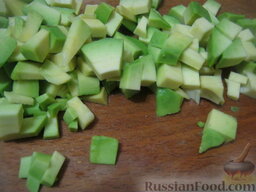Салат с авокадо "Рог изобилия": Нарезать авокадо на кубики. Сбрызнуть соком лимона.