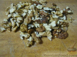 Сладкий салат «Оранжевое чудо»: Очистить грецкие орехи, слегка раздавить их скалкой.