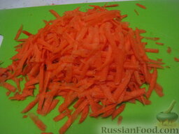 Сладкий салат «Оранжевое чудо»: Морковь очистить, помыть и натереть на крупной терке.