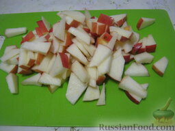 Сладкий салат «Оранжевое чудо»: Яблоки помыть, разрезать на 4 части. Вырезать сердцевину. Нарезать на кусочки.