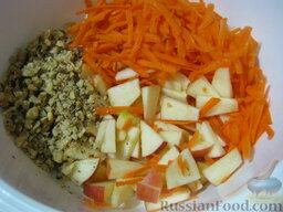 Сладкий салат «Оранжевое чудо»: Все ингредиенты соединить в миске.