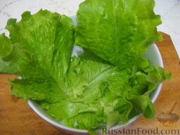 Сладкий салат «Оранжевое чудо»: Листьями салата выложить салатницу. Выложить салат. Полить сгущенным молоком.