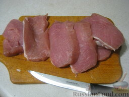 Свиная отбивная котлета по-китайски: Мясо помыть и обсушить. Нарезать на порционные куски, толщиной около 1 см.