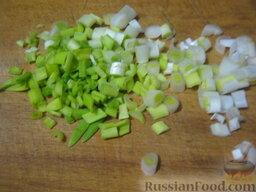 Свиная отбивная котлета по-китайски: Лук зеленый помыть и мелко нарезать.