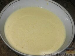 Блинчики с печенью трески: Муку, сахар и соль смешать, добавить яйца, 100 мл молока и все время взбивать венчиком. Постепенно добавить остальное молоко и сливки. Поставить тесто для блинчиков на 1 час в теплое место.