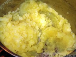 Львовские гречаники: Картофель очистить, порезать кубиками и отварить в подсоленной воде до разваривания. Воду слить, картофель помять.