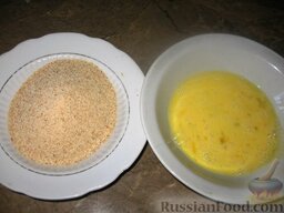 Львовские гречаники: Взбить вилкой два яйца и приготовить панировочное сухари.