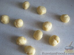 Печенье "Орешки" с заварным кремом: От теста отрывать маленькие кусочки и сделать шарики.
