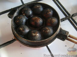 Печенье "Орешки" с заварным кремом: Прижать их другой частью формы и печь на среднем огне.