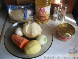 Суп с бычками в томате: Продукты для супа из бычков в томате перед вами.    Как приготовить рыбный суп из консервов:  Вскипятить 2 л воды.