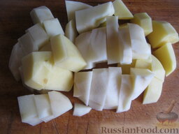 Суп с бычками в томате: Картофель очистить, помыть и нарезать кубиками.