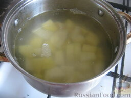 Суп с бычками в томате: Когда вода вскипит, опустить в  кипяток картофель и рис.