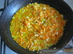 Суп с бычками в томате: Разогреть сковороду, налить растительное масло. Обжарить на среднем огне лук и морковь, помешивая, 2-3 минуты.