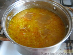Суп с бычками в томате: Опустить зажарку в суп. Варить суп еще минут 10, до готовности риса и картофеля.