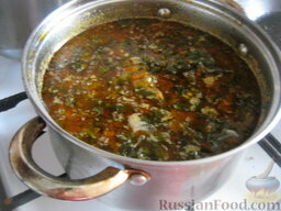 Суп с бычками в томате: Опустить в кастрюлю консервы. Посолить и поперчить, добавить лавровый лист. Варить суп из бычков в томате 5 минут. Добавить зелень.