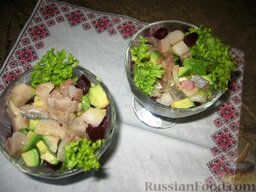 Салат со свеклой и сельдью: В креманки уложить листья салата, потом свеклу, авокадо и сельдь.
