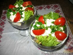 Салат со свеклой и сельдью: Полить салат со свеклой майонезом и украсить помидорами черри и петрушкой.  Приятного аппетита!