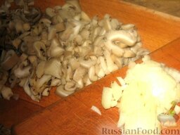 Мясокартофельные оладьи с грибами: Для соуса грибы почистим и мелко порежем. Лук порежем мелкими кубиками.