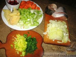 Овощной суп с тунцом: Как приготовить суп из тунца с овощами:    Голову и хвост тунца заливаем 1,5 л воды, доводим до кипения, уменьшаем огонь, вкидываем  перцы и лавровый лист и варим на умеренном огне 30 минут. Потом бульон процедим и снова вернем на огонь.  Пока варится бульон, приготовим овощи. Порежем кусочками морковь и сельдерей, брусочками – картофель, четвертькольцами – лук. Вкинем овощи в бульон, доводим до кипения и варим 20 минут.