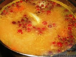 Овощной суп с тунцом: Доводим суп из тунца до кипения и добавляем клюкву. Варим еще 5 минут. В конце добавляем в суп из тунца зелень.