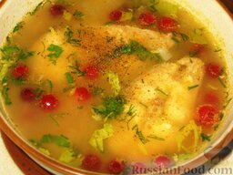 Овощной суп с тунцом: Свежемолотый перец можем добавить в тарелку.  Суп из тунца с овощами готов. Приятного аппетита!