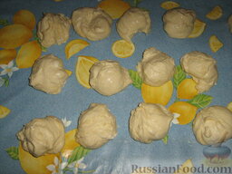 Пирожки с сердцем и пирожки с картошкой: От теста отщипываем шарики. Руками делаем лепешки и кладем на них начинку.