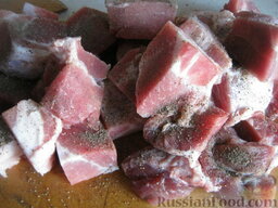 Быстрый шашлык на сковороде: Подготовленное мясо поперчить. Не солить!