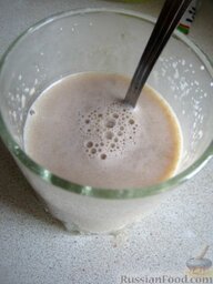 Блины дрожжевые "Кружевные": Подогреть молоко. В 0,25 стакана тёплого молока развести дрожжи, добавить 1 чайную ложку сахара и щепотку соли.