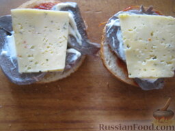 Бургер с языком: Выложить сыр на мясо. А затем - салат.