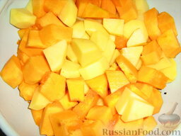 Суп-пюре из тыквы и картофеля: Как приготовить суп-пюре из тыквы:    Тыкву очистить от корки, порезать кубиками. Картофель тоже почистить и порезать.
