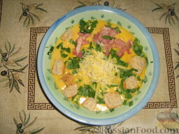 Суп-пюре из тыквы и картофеля: В каждую тарелку наливаем супчик. Добавляем в суп-пюре из тыквы обжаренный бекон, сыр, зелень и сухарики.   Приятного аппетита!