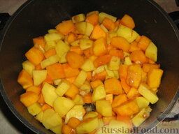 Суп-пюре из тыквы и картофеля: В кастрюлю добавить тыкву и картофель, тоже немного обжарить.