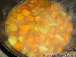 Суп-пюре из тыквы и картофеля: Залить горячим овощным бульоном так, чтобы он покрывал овощи примерно на 2 см.