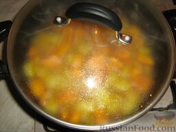 Суп-пюре из тыквы и картофеля: Закрыть крышкой и варить до готовности овощей (20-25 мин). Выключаем огонь.