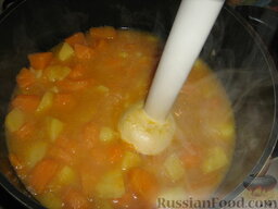 Суп-пюре из тыквы и картофеля: Измельчаем наш суп блендером.