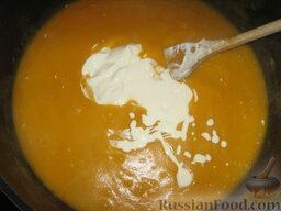 Суп-пюре из тыквы и картофеля: Добавляем сливки и хорошо перемешиваем. Опять же, если вы готовите диетический вариант, не стоит добавлять сливки.