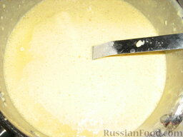 Блинчатые пирожки по-сицилийски: Сделать тесто для блинов. Яйца взбить с щепоткой соли, добавить растопленное сливочное масло и молоко, постепенно добавить просеянную муку.