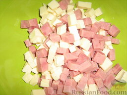 Блинчатые пирожки по-сицилийски: Готовим начинку: моцареллу и ветчину режем на кубики.